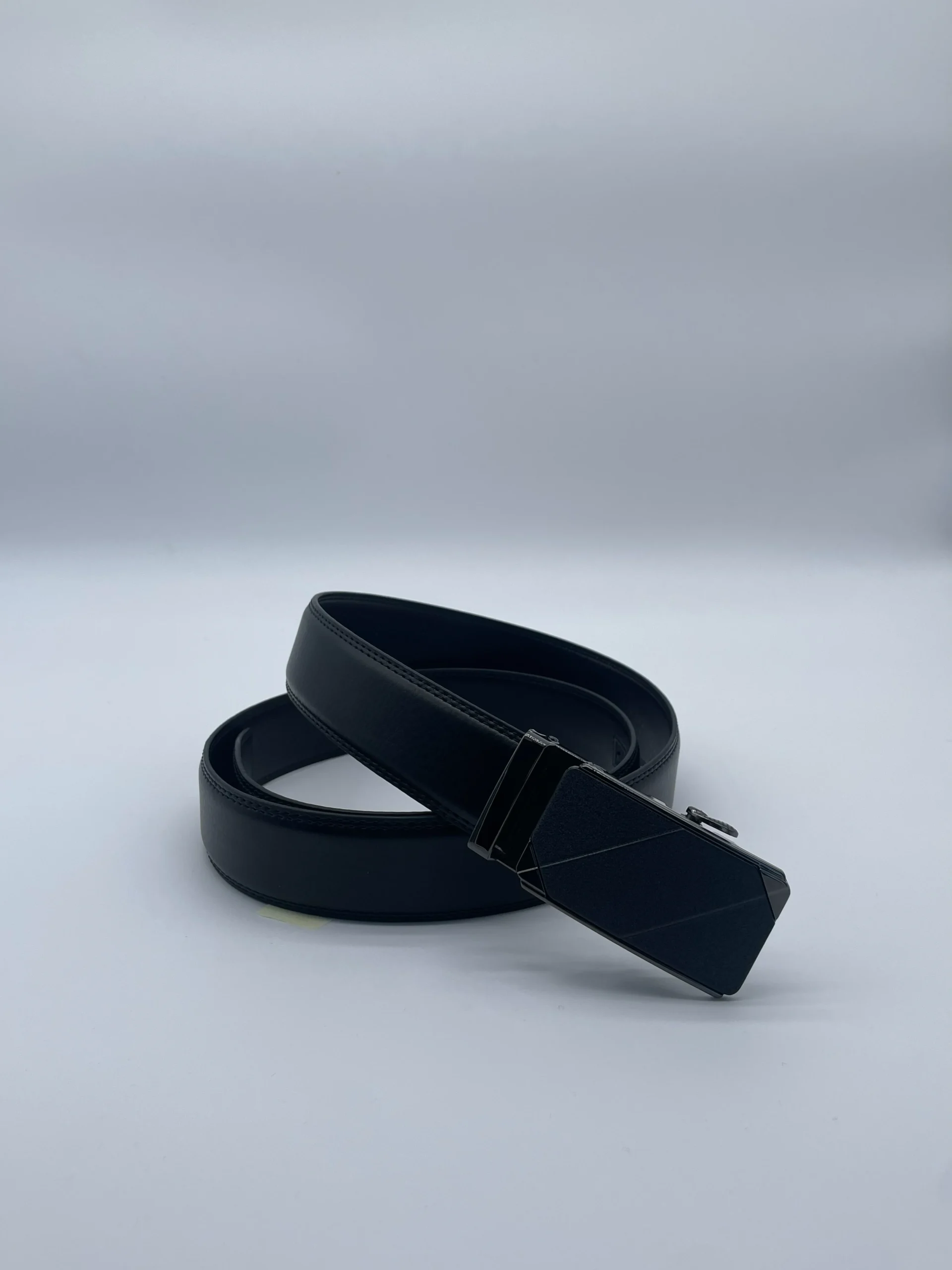 Ceinture en cuir noir enroulée avec boucle automatique noire – Massiliano Antonio