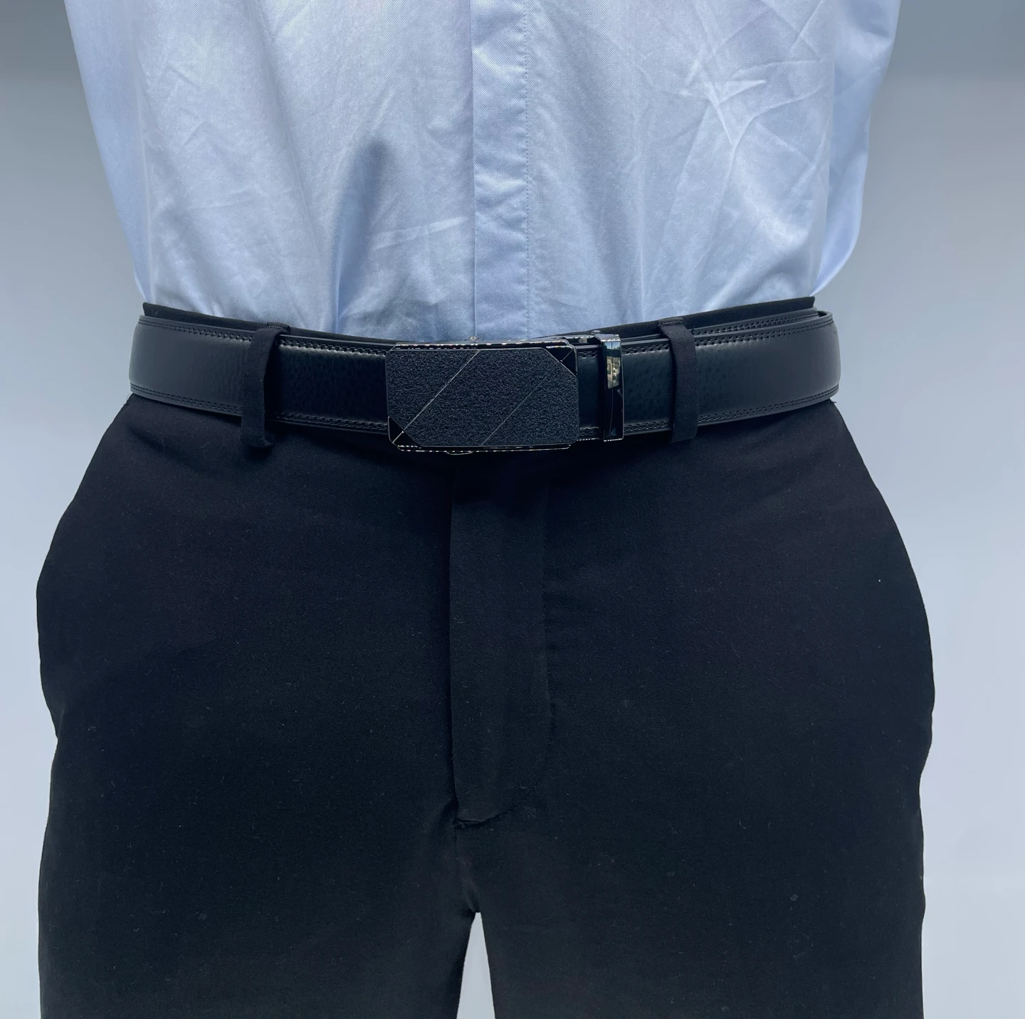 Ceinture noire Antonio portée avec un pantalon – Boucle automatique texturée