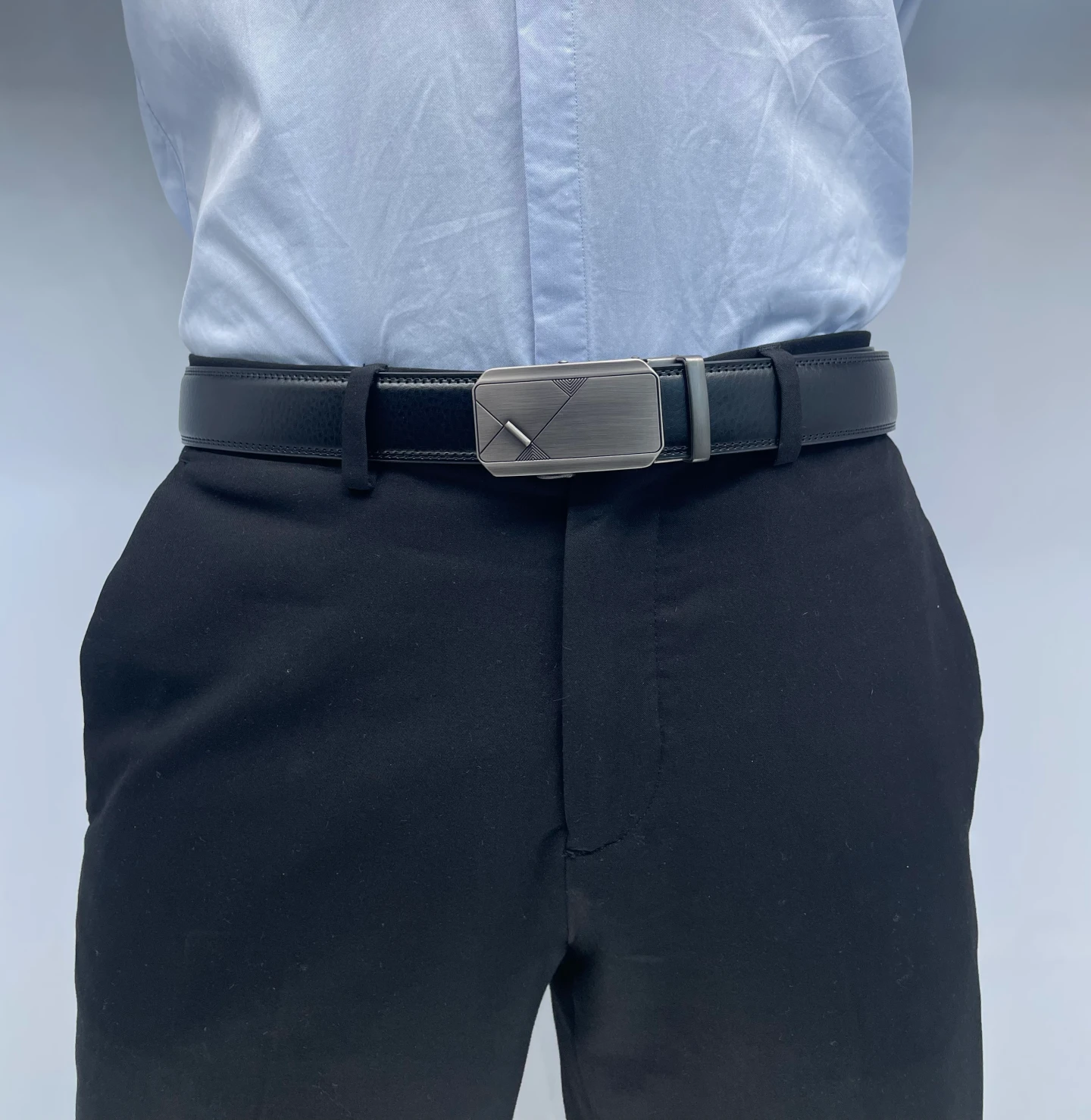 Ceinture Carlito portée avec un pantalon noir – Boucle automatique design épuré