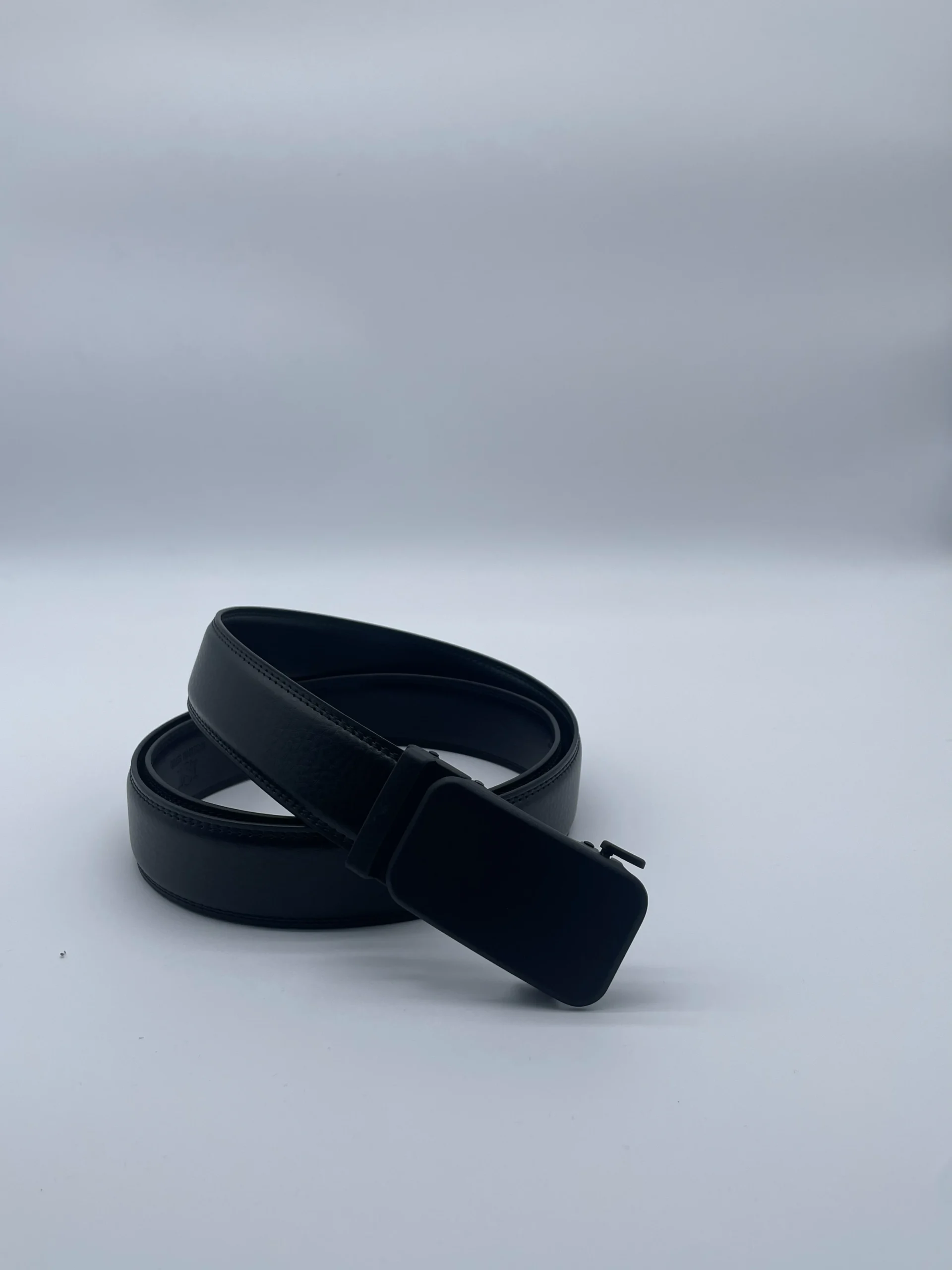 Ceinture noire Cesare enroulée avec boucle sobre