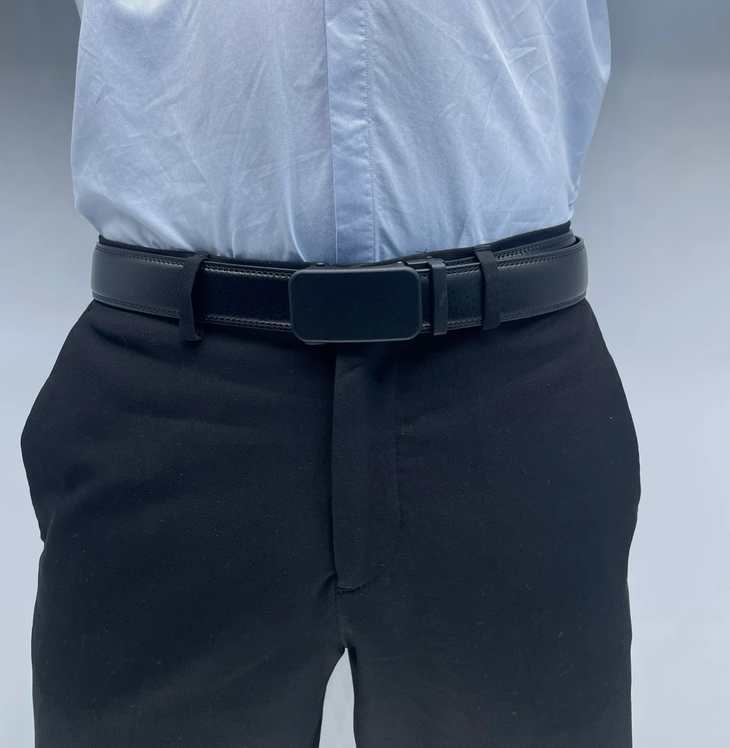 Ceinture noire Cesare portée avec pantalon – Boucle automatique mate pour homme