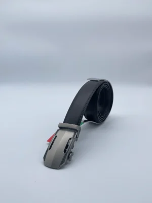 Ceinture personnalisable en cuir noir avec boucle au choix – vue verticale