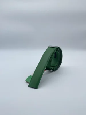 Bande de cuir vert intense pour ceinture automatique – vue debout sur présentoir