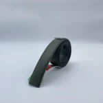 Bande de cuir gris charbon pour ceinture automatique – vue debout sur présentoir