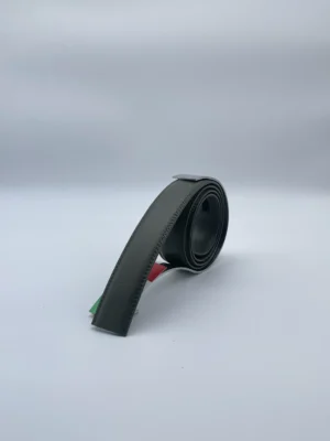 Bande de cuir gris charbon pour ceinture automatique – vue debout sur présentoir