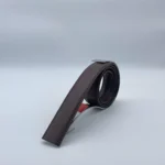 Bande de cuir chocolat foncé pour ceinture automatique – vue debout sur présentoir