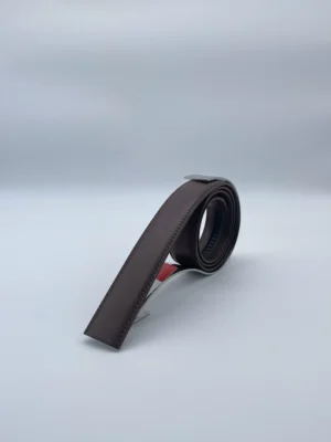 Bande de cuir chocolat foncé pour ceinture automatique – vue debout sur présentoir