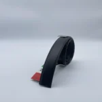 Bande de cuir noir grainé pour ceinture automatique – vue debout sur présentoir