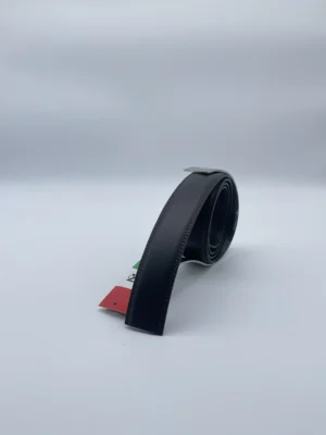 Bande de cuir noir grainé pour ceinture automatique – vue debout sur présentoir