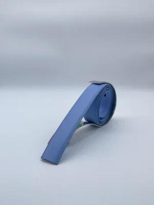 Bande de cuir bleu azur pour ceinture automatique – vue debout sur présentoir