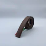 Bande de cuir marron moka pour ceinture automatique – vue debout sur présentoir