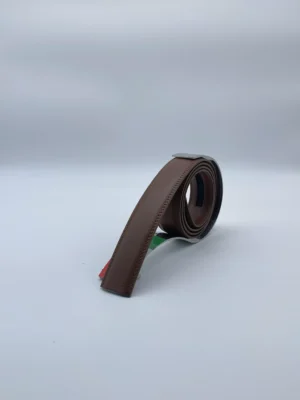 Bande de cuir marron moka pour ceinture automatique – vue debout sur présentoir