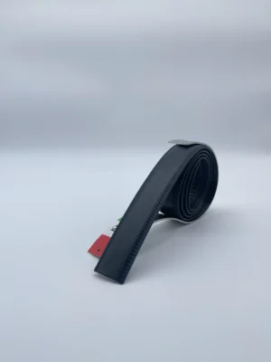 Bande de cuir bleu nuit pour ceinture automatique – vue debout sur présentoir