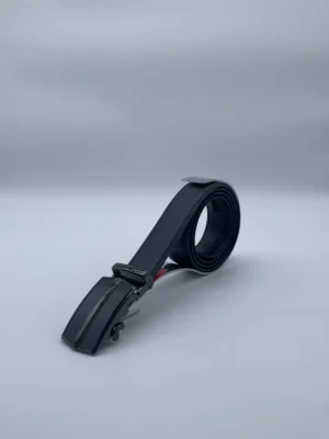 Ceinture en cuir bleu marine pour homme avec boucle automatique noire debout sur présentoir