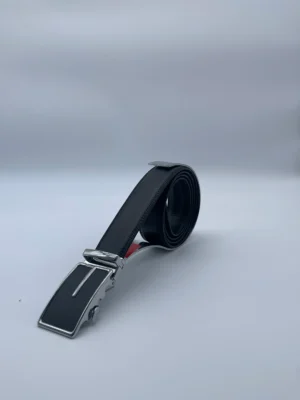 Ceinture noire en cuir avec boucle automatique chromée – vue debout