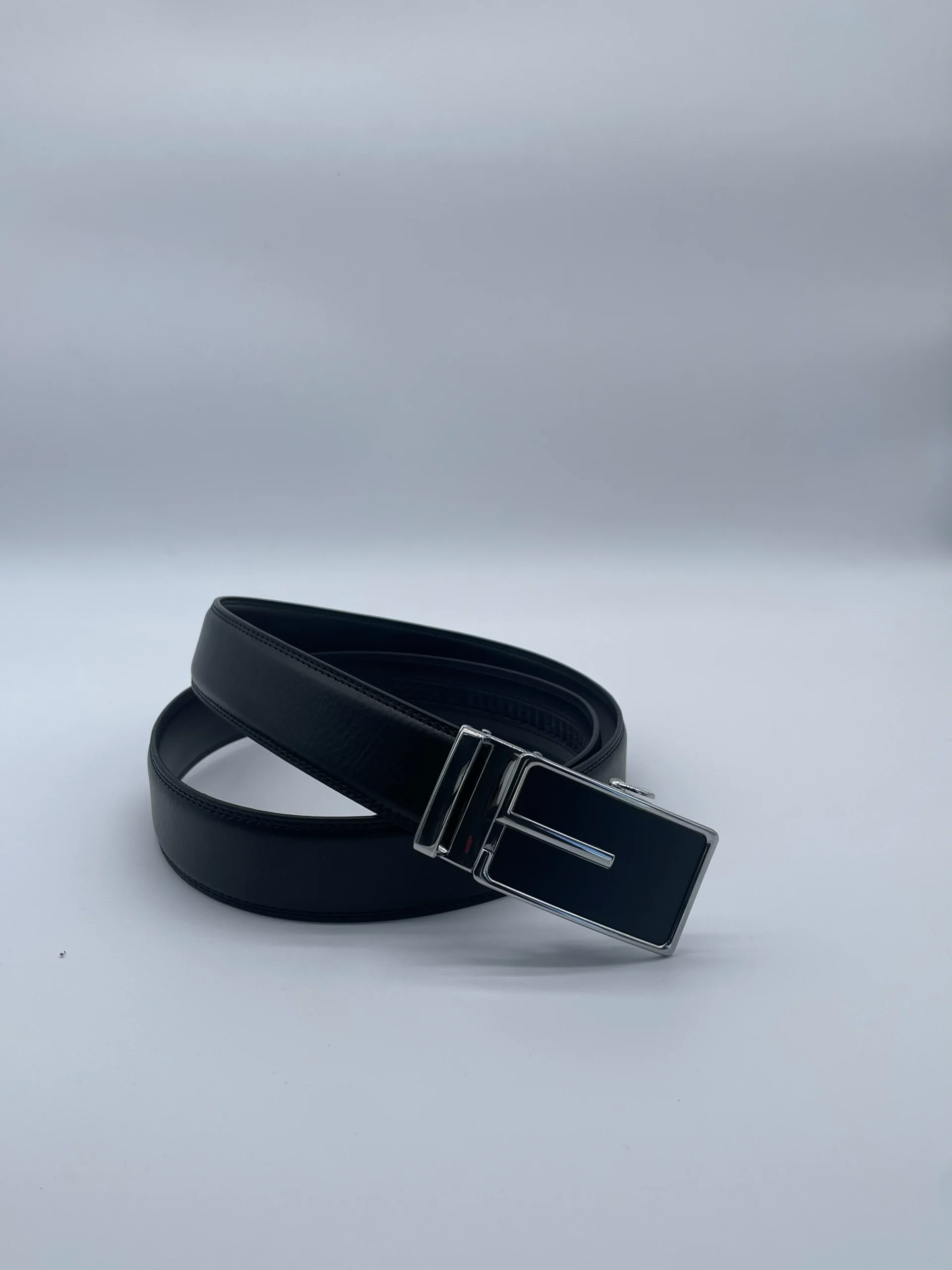 Ceinture noire en cuir avec boucle automatique chromée – vue debout