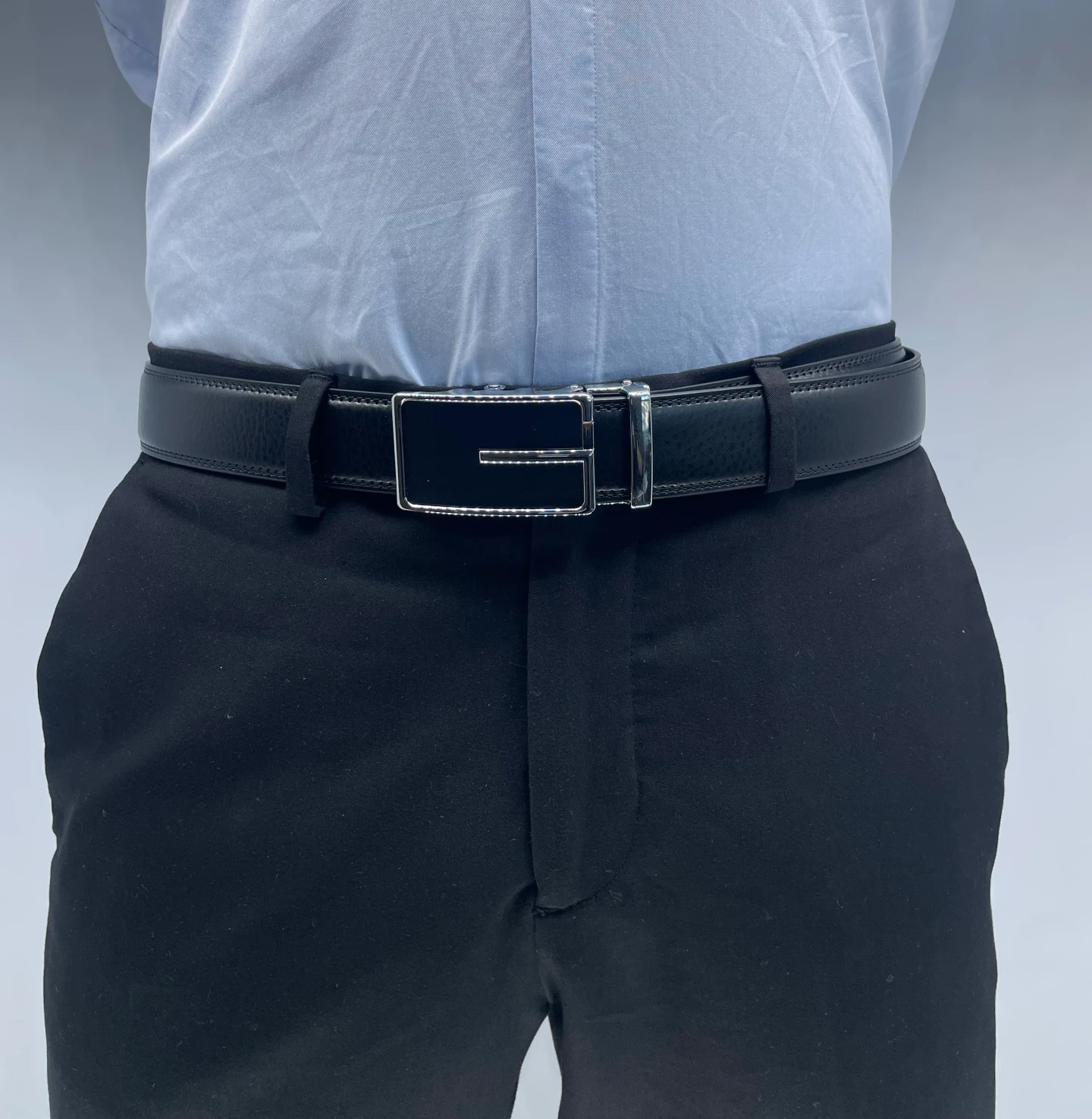 Ceinture automatique noire portée avec tenue habillée