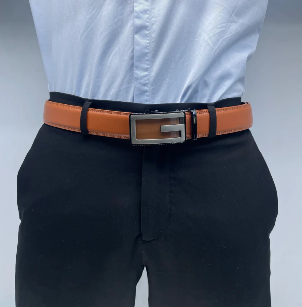 Ceinture automatique marron portée avec un pantalon noir – modèle Fabio