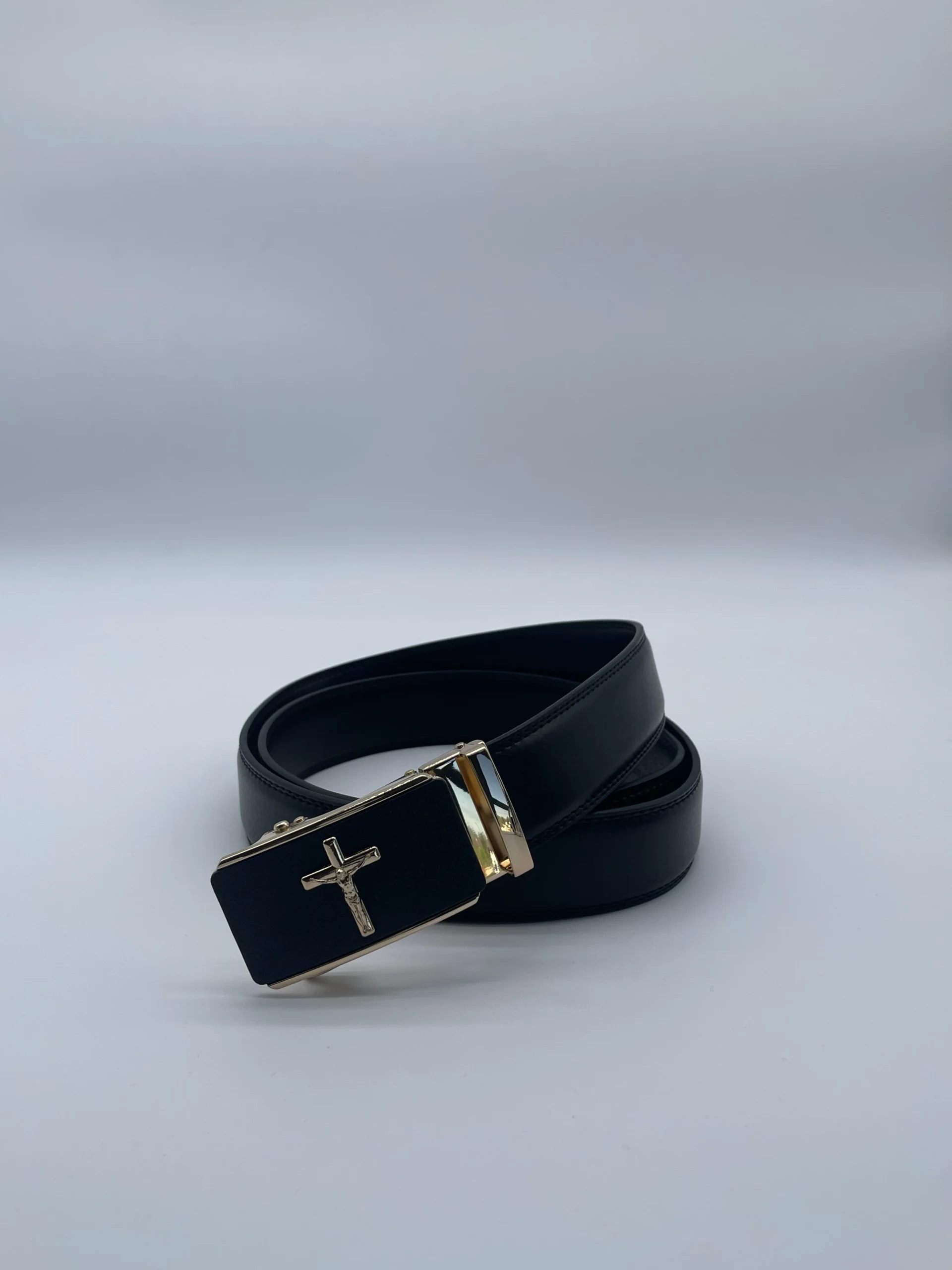 Présentation élégante de la ceinture automatique Jesus, parfaite pour les occasions formelles ou religieuses.