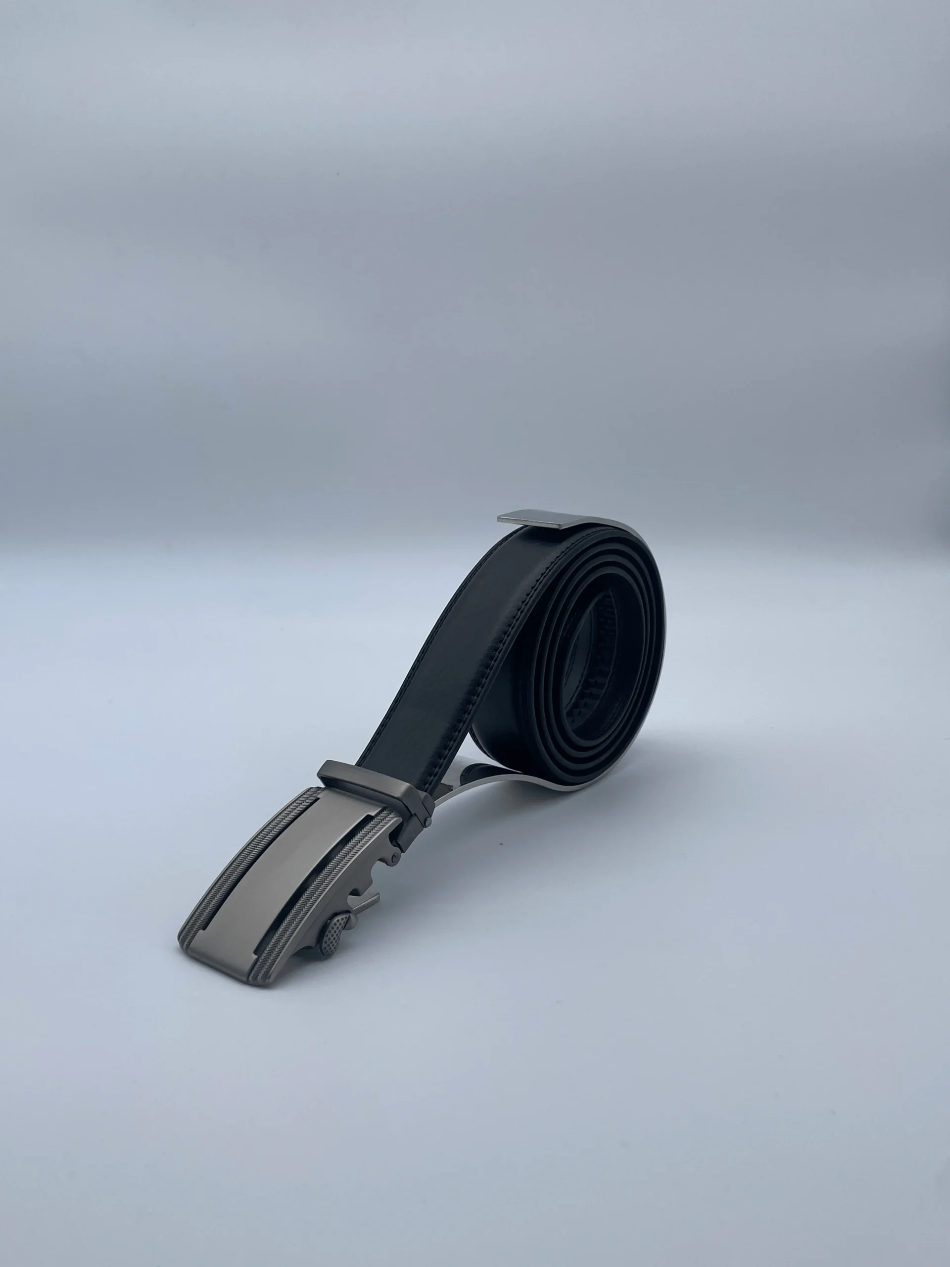 Modèle Luidgi - boucle métallique noire élégante