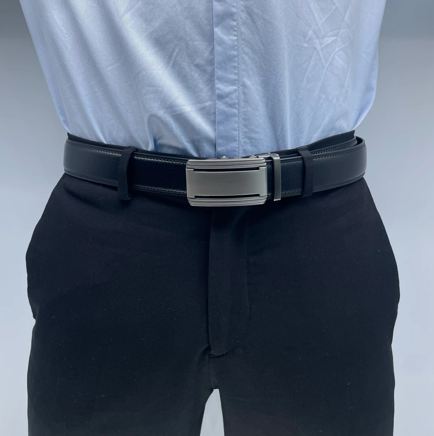 Ceinture automatique Luidgi en cuir noir avec boucle métallique vue 3