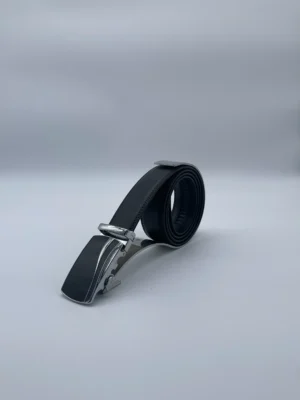 Ceinture modèle Marco vue de côté avec boucle noire et chromée