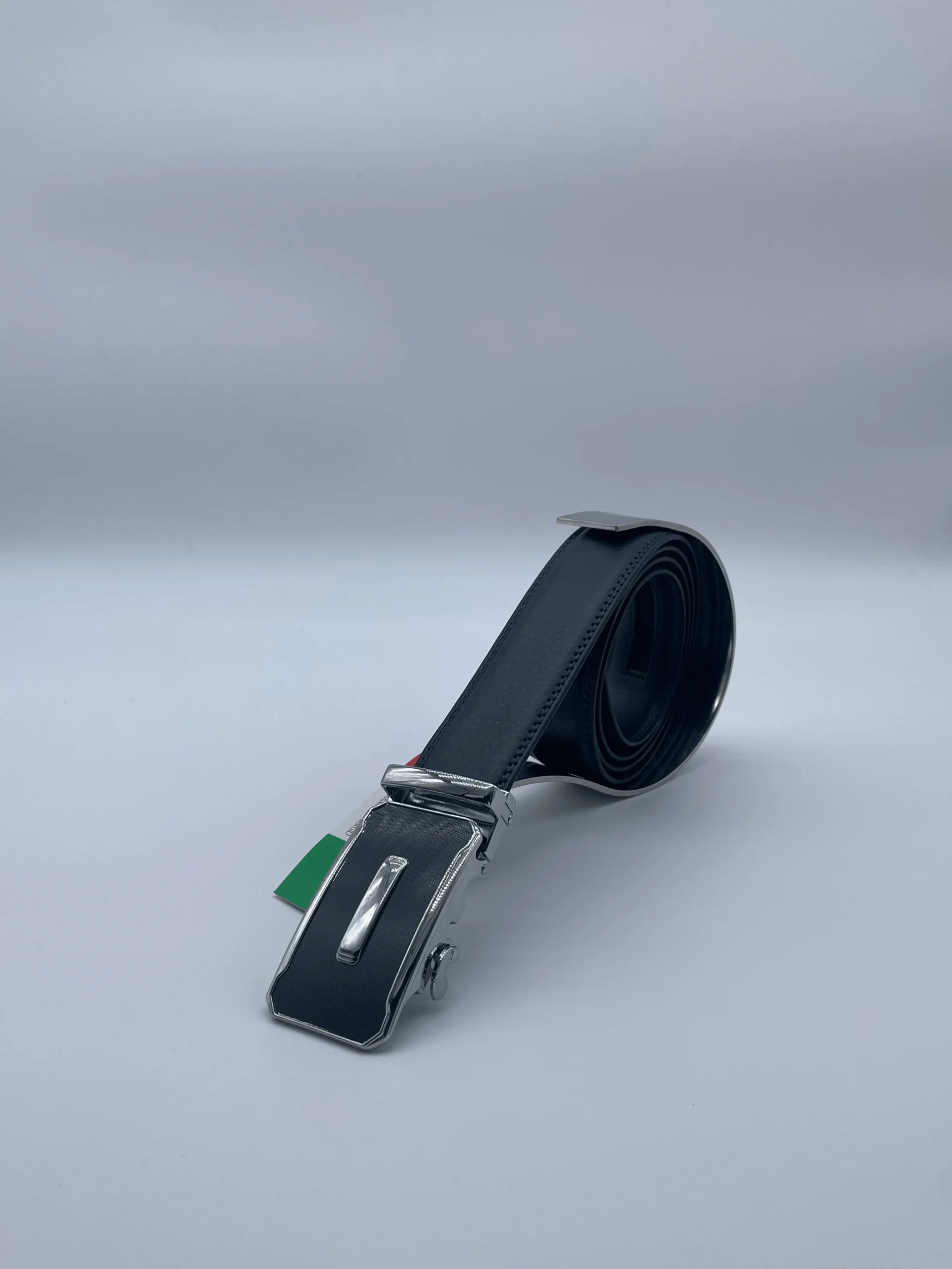 Vue inclinée de la ceinture Mario avec boucle rectangulaire moderne