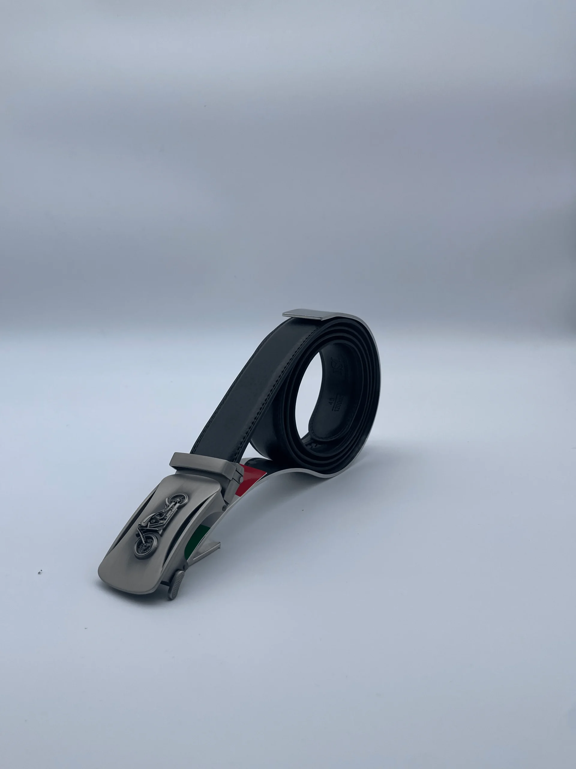 Ceinture en cuir noir pour homme avec boucle automatique illustrée d’une moto – modèle Ricardo