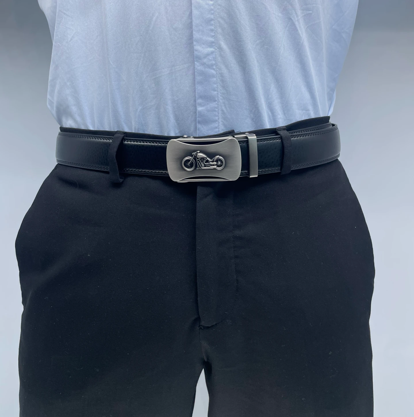 Ceinture Ricardo portée avec élégance, mettant en valeur la boucle métallique au motif moto.