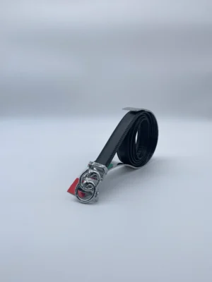 Présentation de la ceinture Rosalia, alliance de cuir noir et boucle au design distinctif et audacieux.