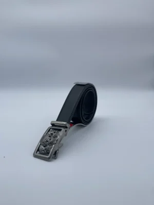 Ceinture Thommaso noire en cuir, boucle automatique avec tête de mort style biker. Accessoire viril et original.